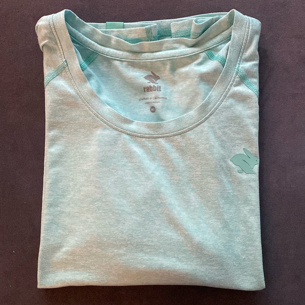 EUC Size Medium Rabbit EZ Crop Running Short Sleeve Shirt